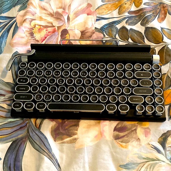 Tablets & Accessories Bluetooth Retrostyle Typewriter Keyboard Lights